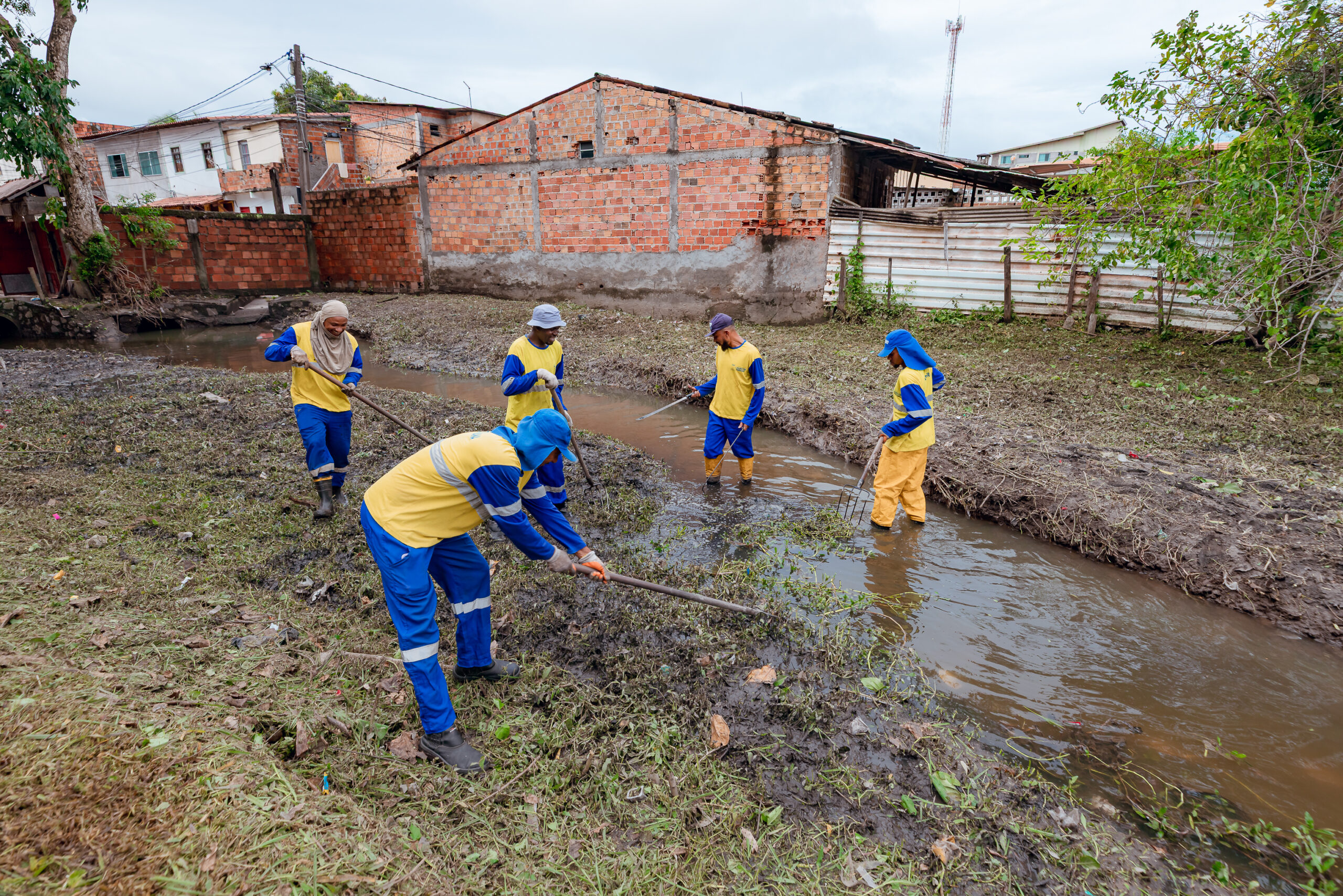 Prefeitura realiza ação de limpeza de canal em Portão