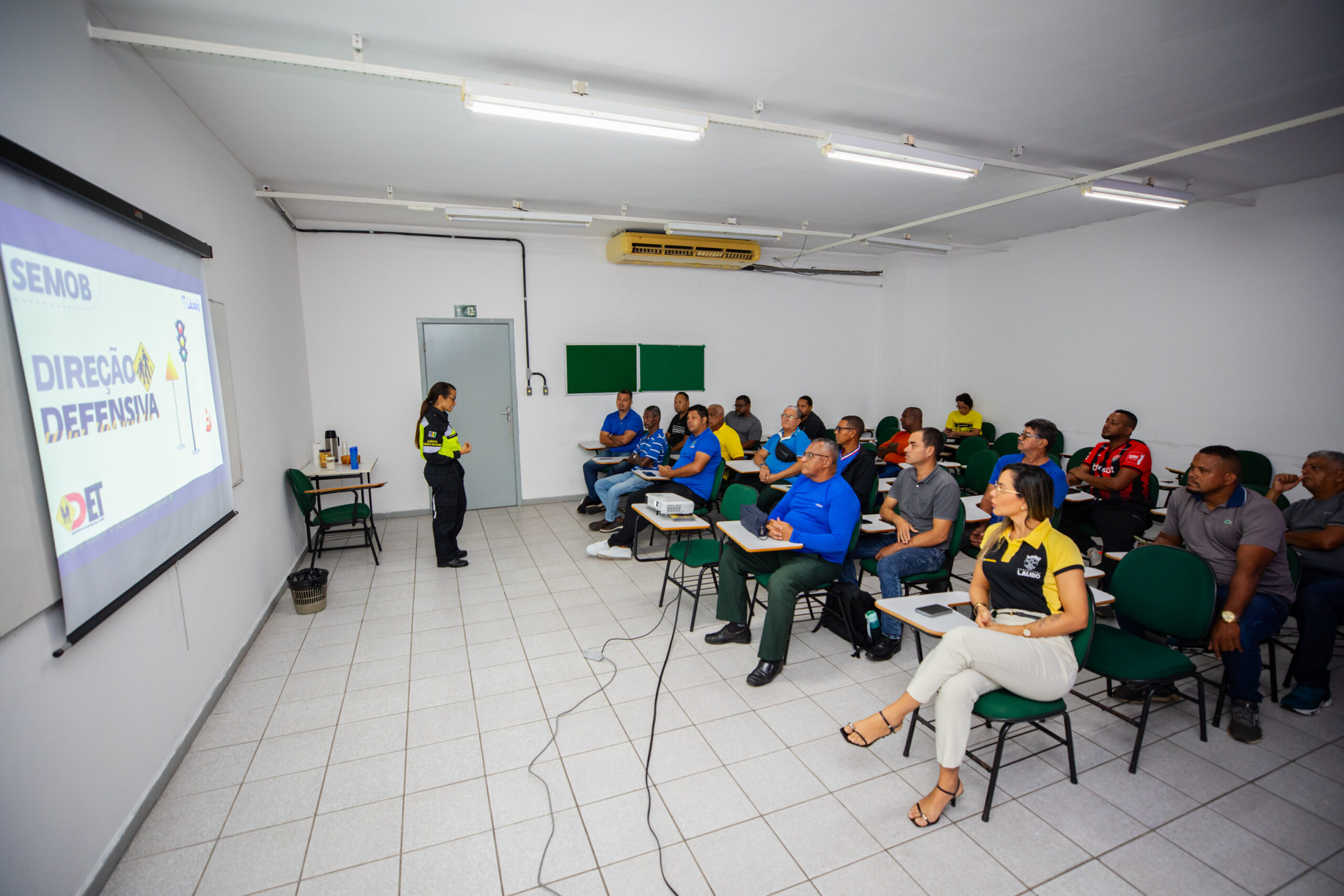 Motoristas de transporte escolar participam de palestra sobre o Maio Amarelo