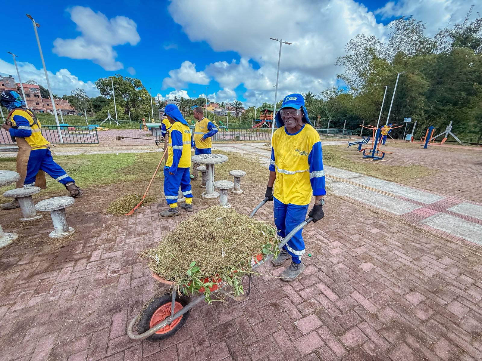 Serviço de limpeza urbana é realizado no Quingoma