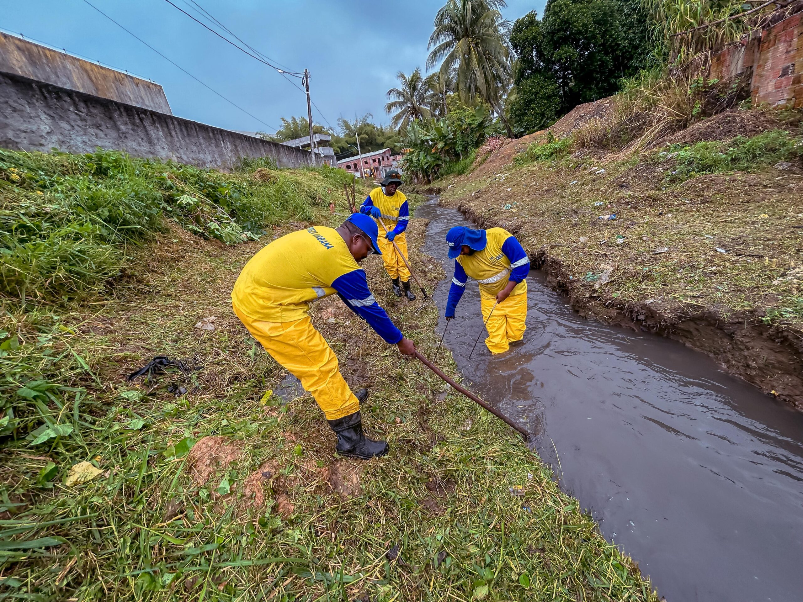 Prefeitura realiza ação preventiva de limpeza de canal em Itinga