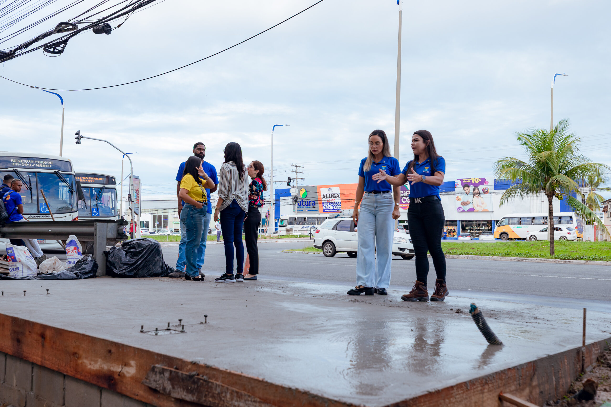 Prefeitura inicia instalação de abrigo de ponto de ônibus na Estrada do Coco