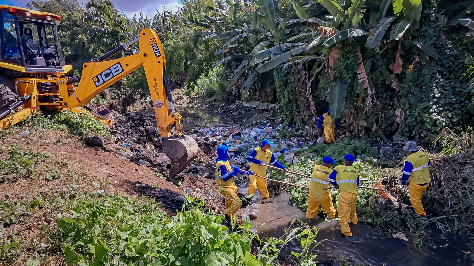 Lauro de Freitas intensifica limpeza nos rios, drenagens e ações da Operação Buraco Zero
