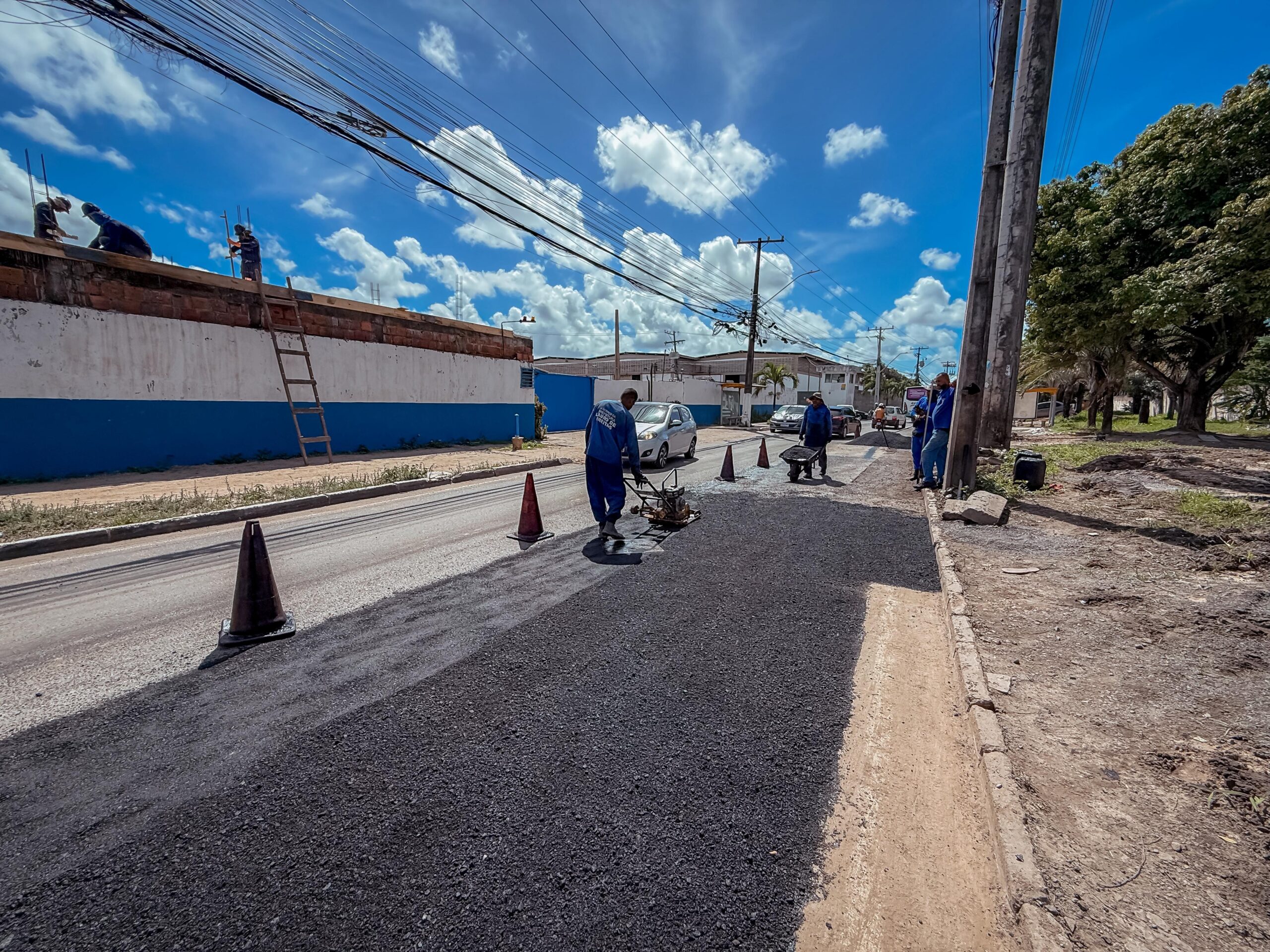 Ações emergenciais da Operação Buraco Zero acontecem na Estrada do Coco e Gerino de Souza