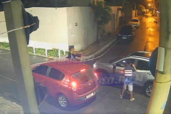 TERRA DO MEDO: bandidos interceptam mulher e roubam carro na Praia de Ipitanga