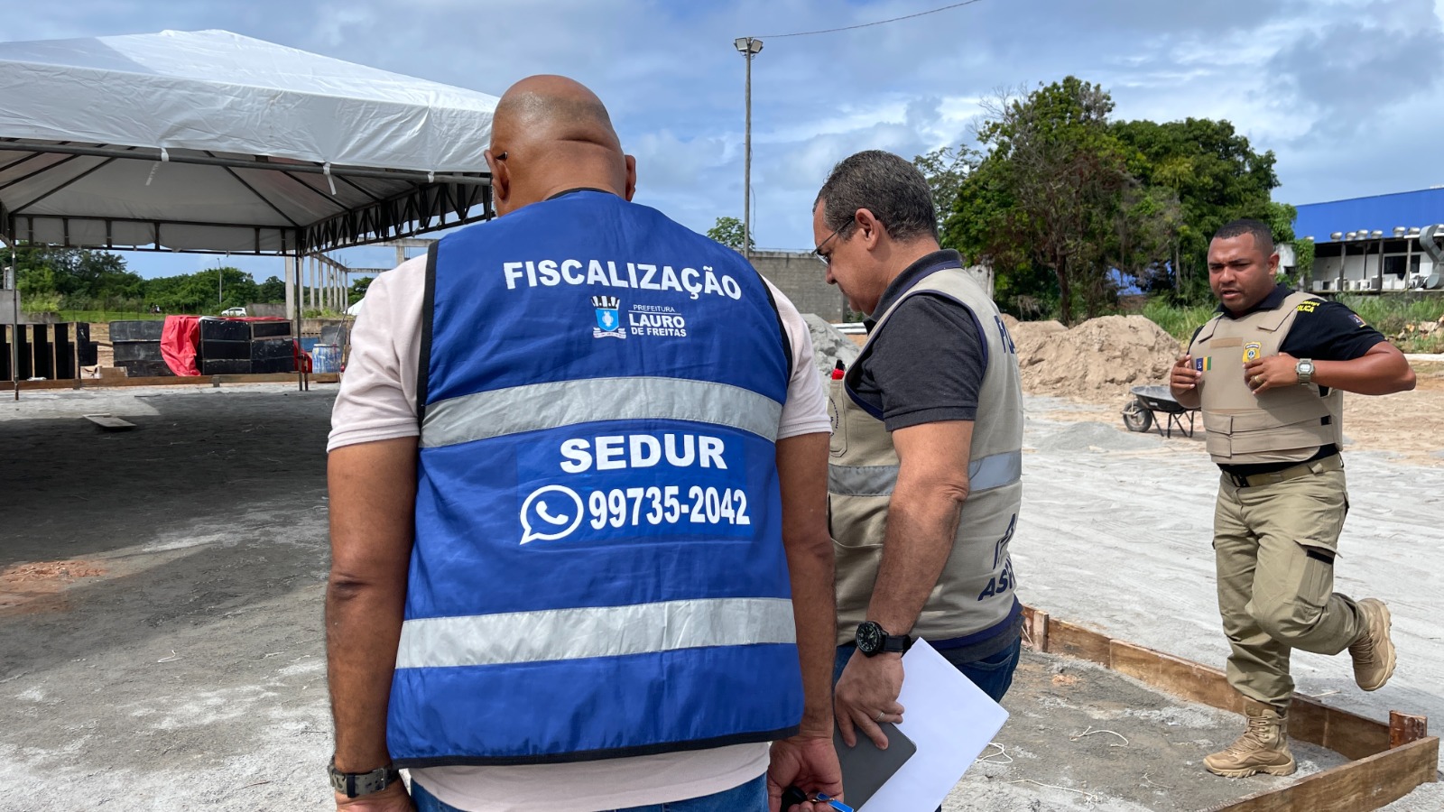 Prefeitura realiza fiscalização contra montagem irregular de estruturas comerciais