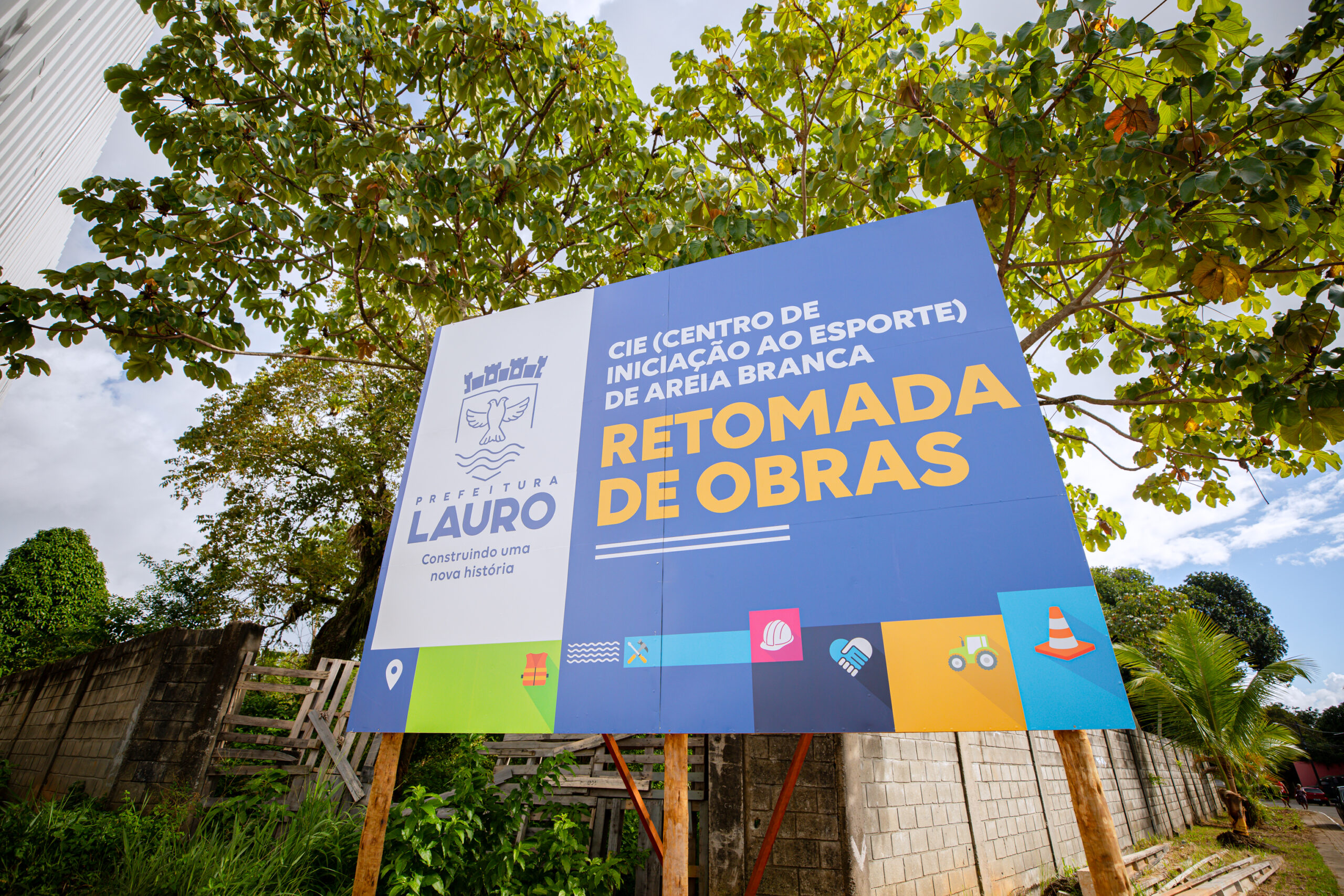 Prefeita assina ordem de serviço para retomada das obras do CIE e população agradece