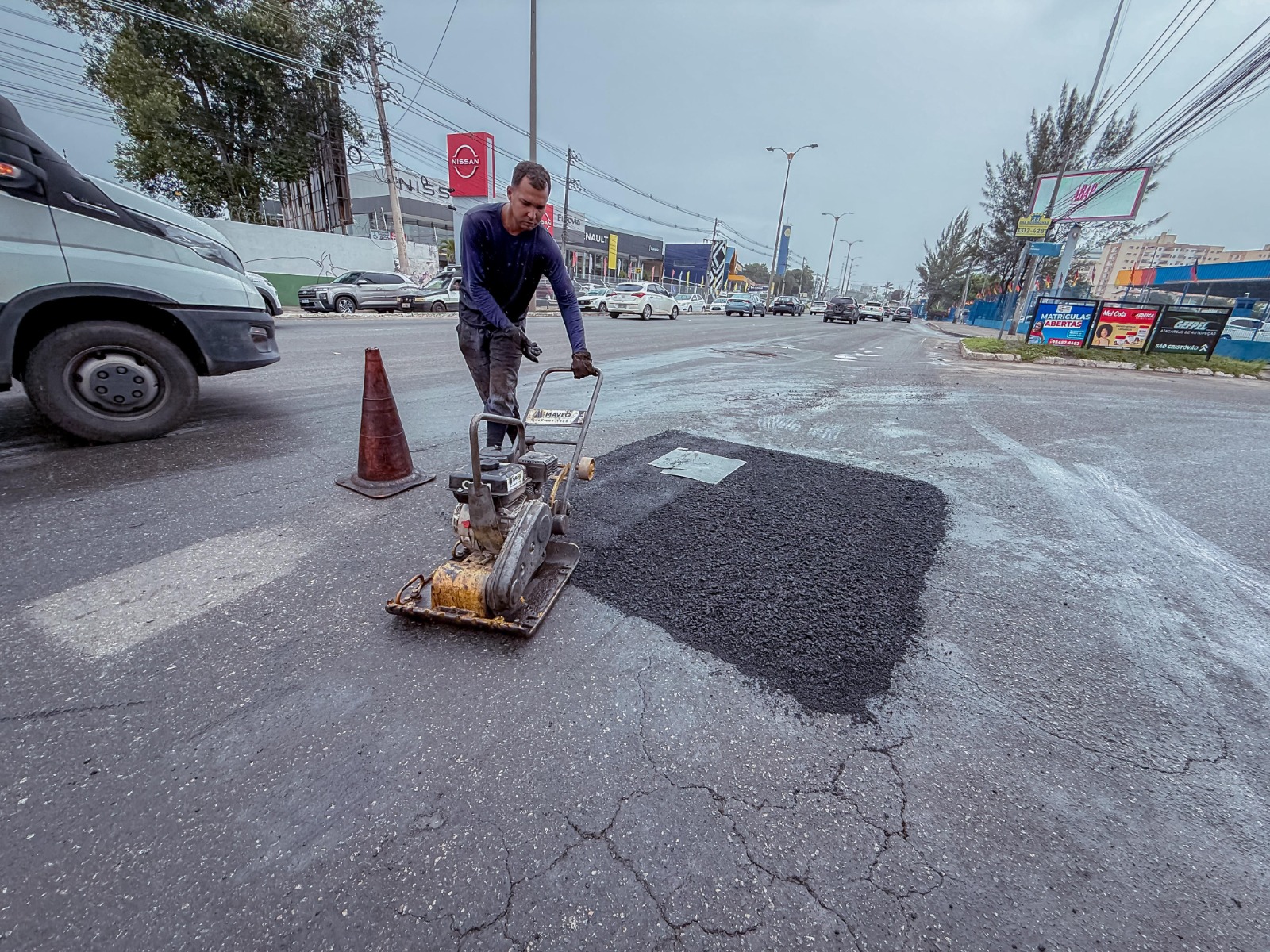 Prefeitura realiza ação emergencial do programa Buraco Zero na Estrada do Coco