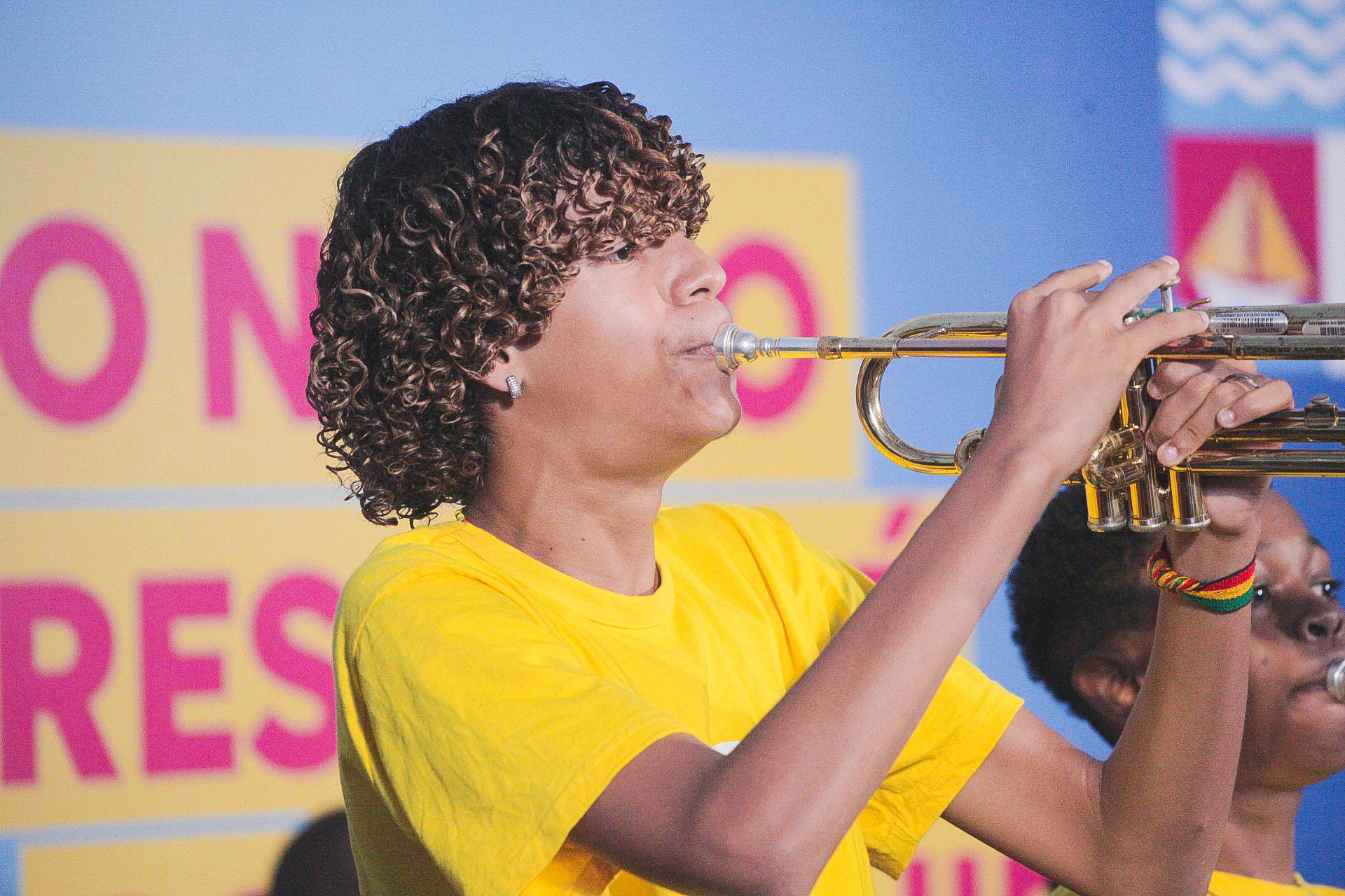 Prefeita Débora prestigia apresentações culturais em comemoração ao aniversário de 63 anos de Lauro de Freitas