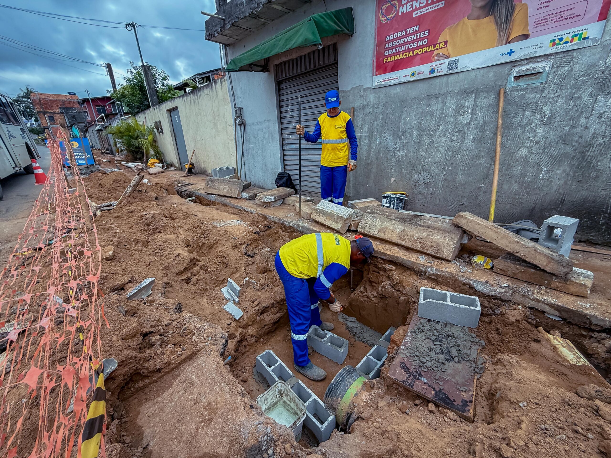 Prefeitura executa nova rede de drenagem na rua Pindoba, em Itinga
