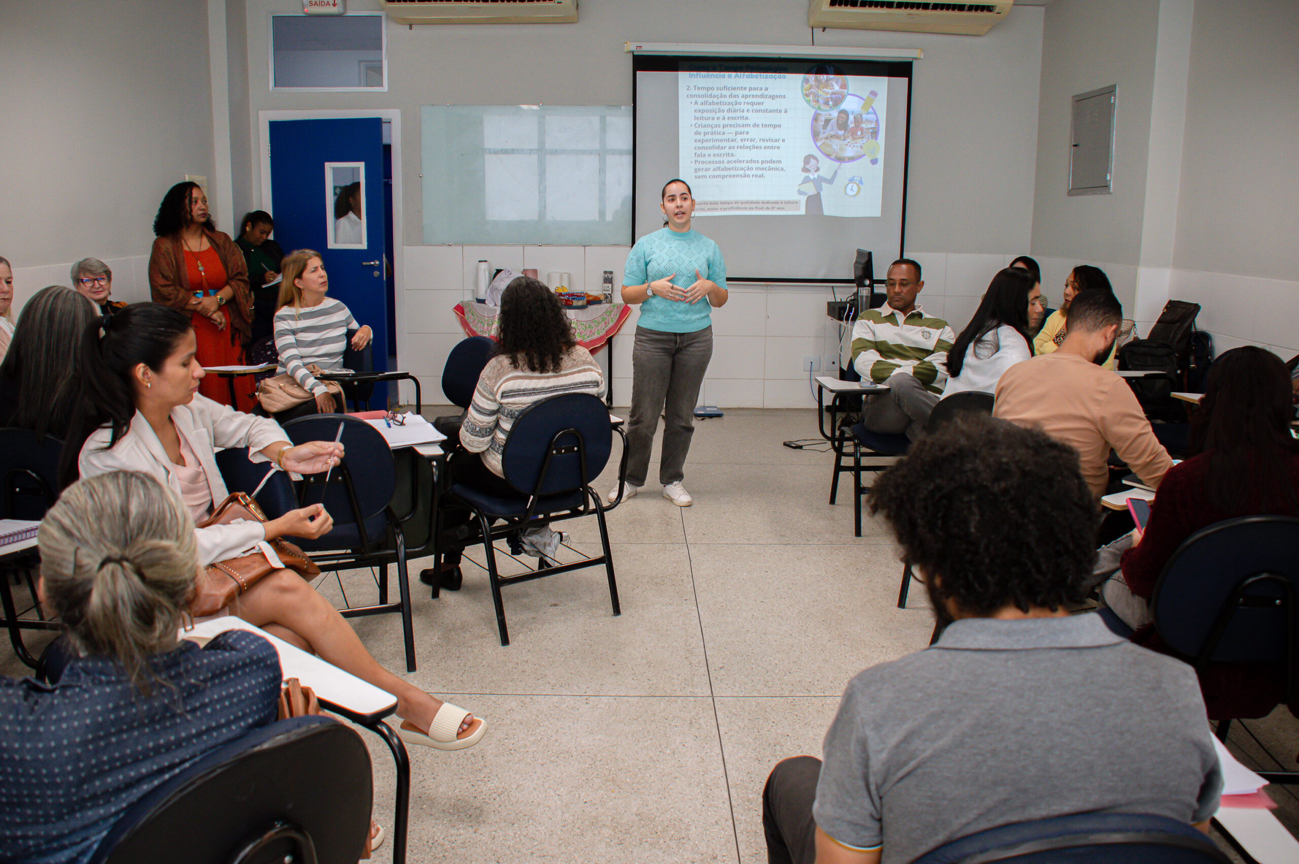 Educadores de Lauro de Freitas discutem estratégias para garantir alfabetização na idade certa
