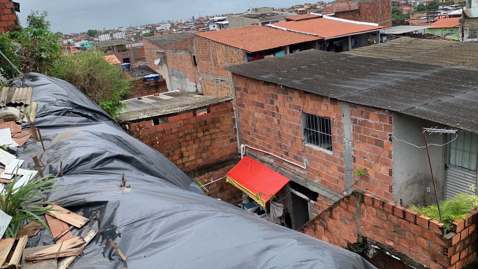 Defesa Civil aplica lonas em encostas de Lauro de Freitas para garantir mais segurança à população