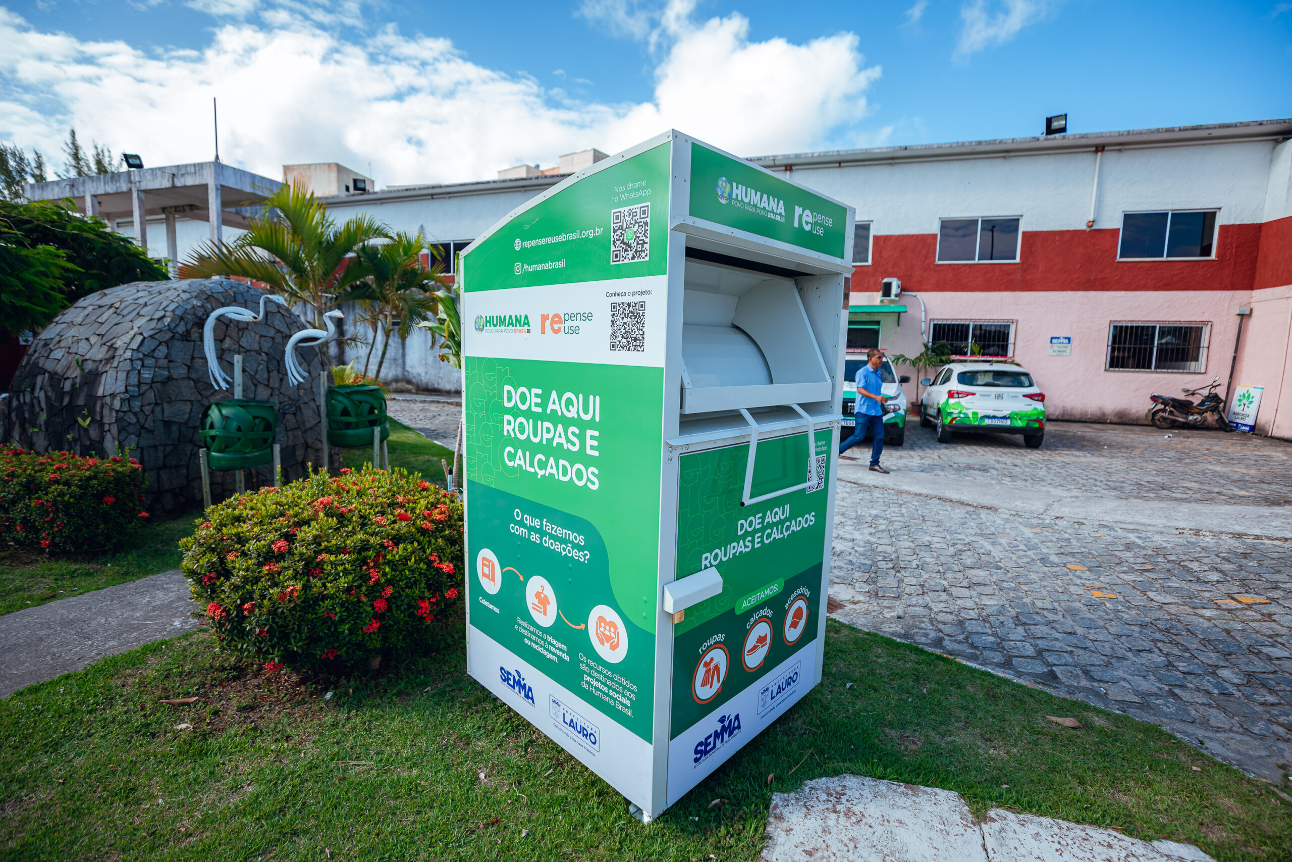 Prefeitura implanta mais seis coletores públicos de roupas usadas no município