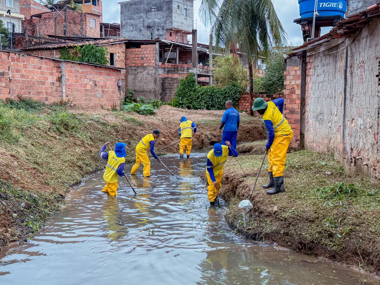 Limpeza preventiva de canais evita alagamentos durante frente fria em Lauro de Freitas