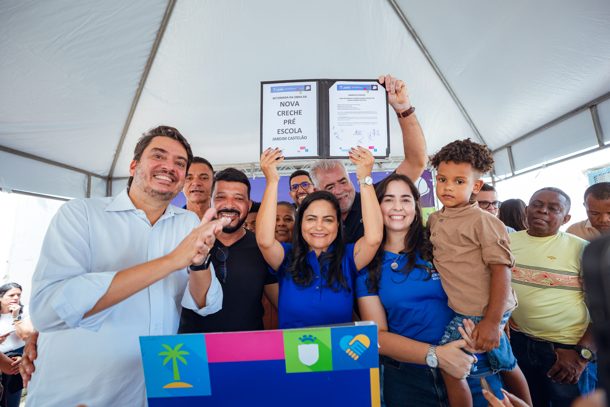 Prefeita Débora Regis assina ordem de serviço para retomada das obras da Creche do Jardim Castelão