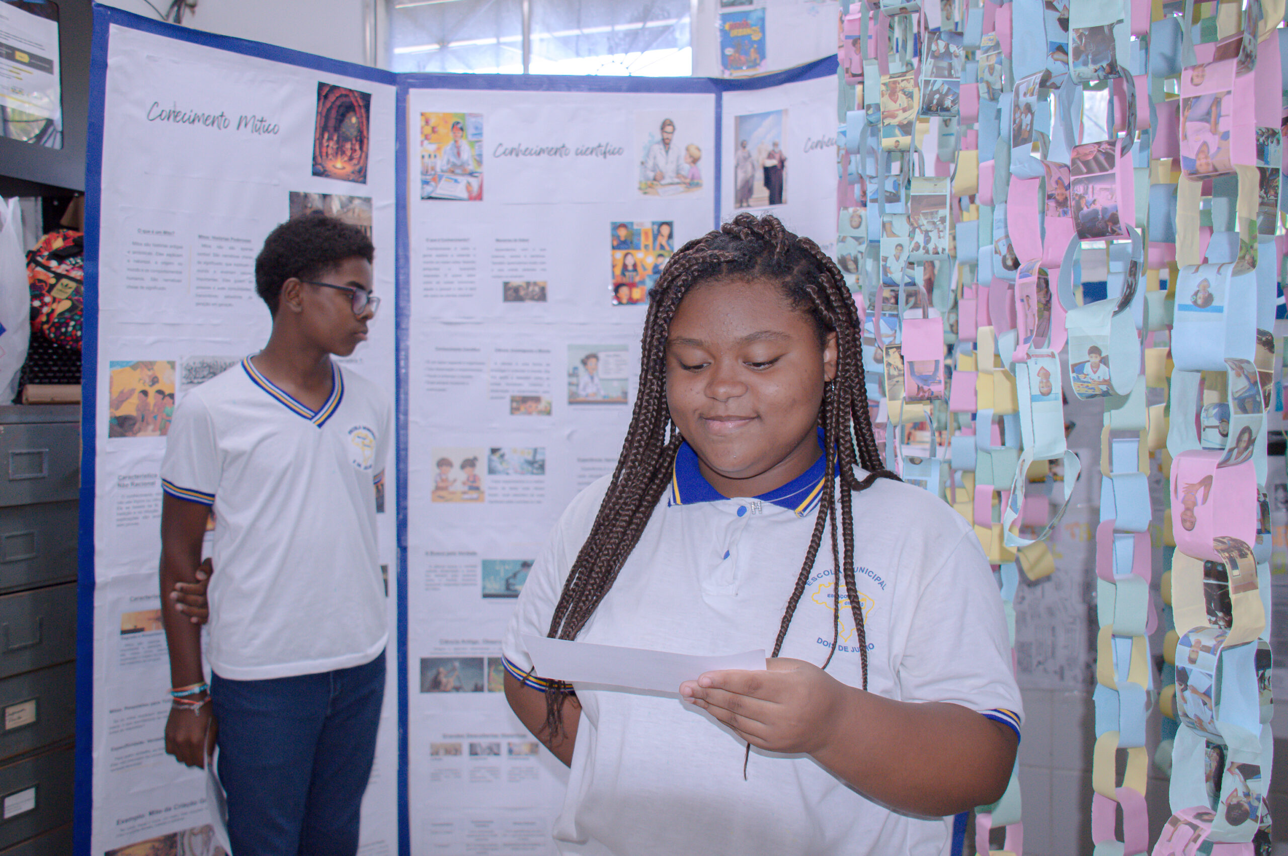 Estudantes da Escola Dois de Julho vivenciam a “Alegoria da Caverna”, de Platão, em mostra de Filosofia