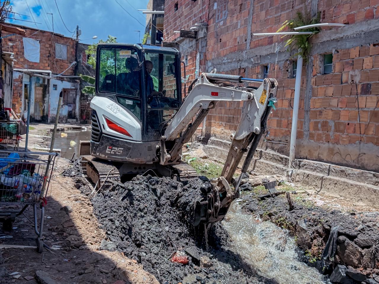 Prefeitura intensifica trabalho de manutenção em bairros atingidos pela chuva