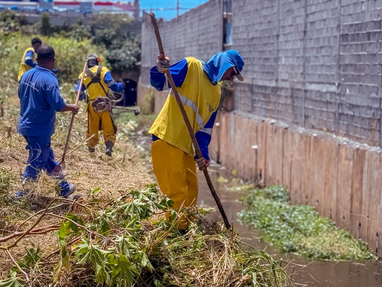 Prefeitura realiza ação de limpeza de canal em vias de Lauro de Freitas