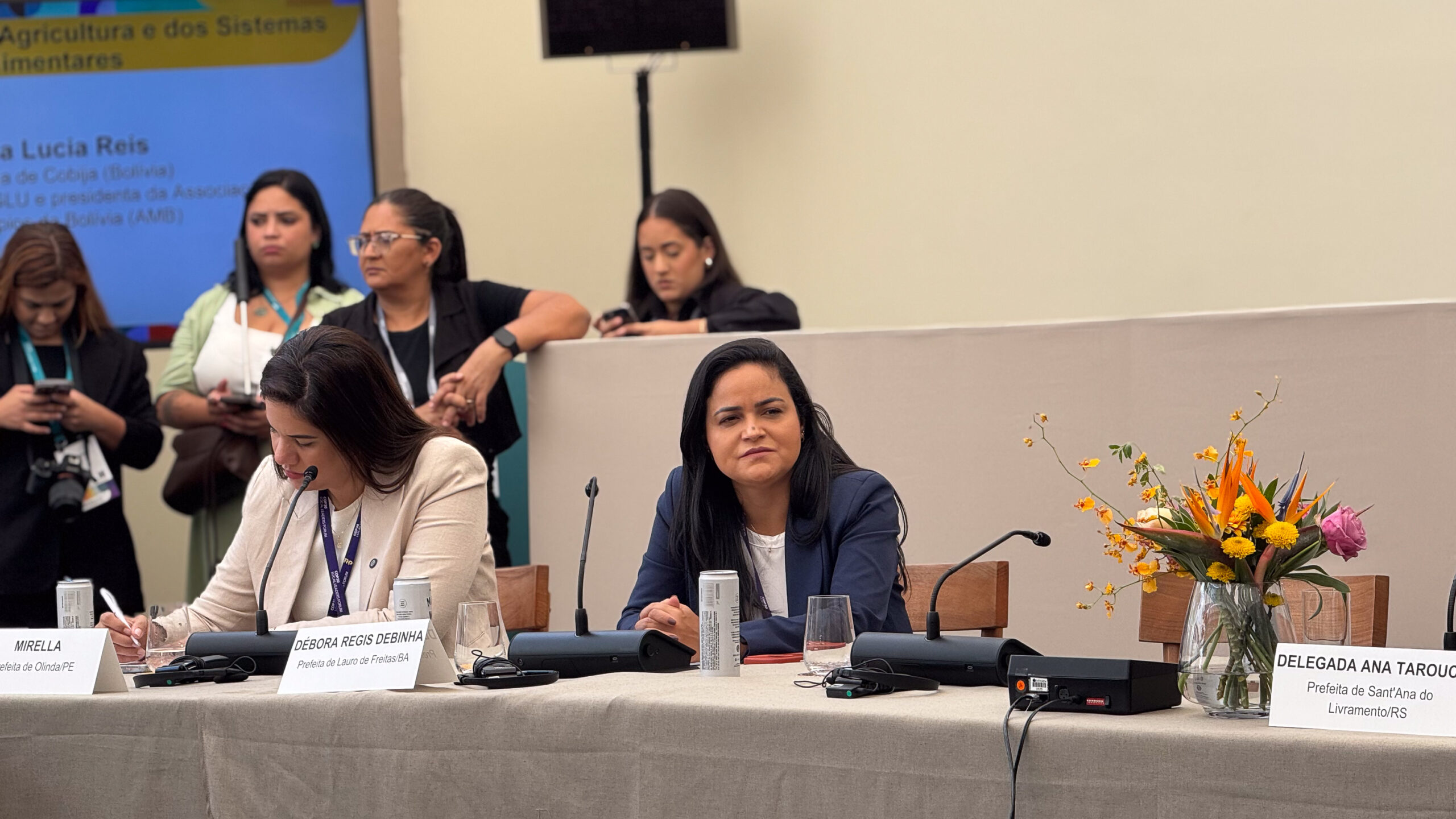 Débora Regis destaca liderança feminina na Plenária Internacional de Prefeitas